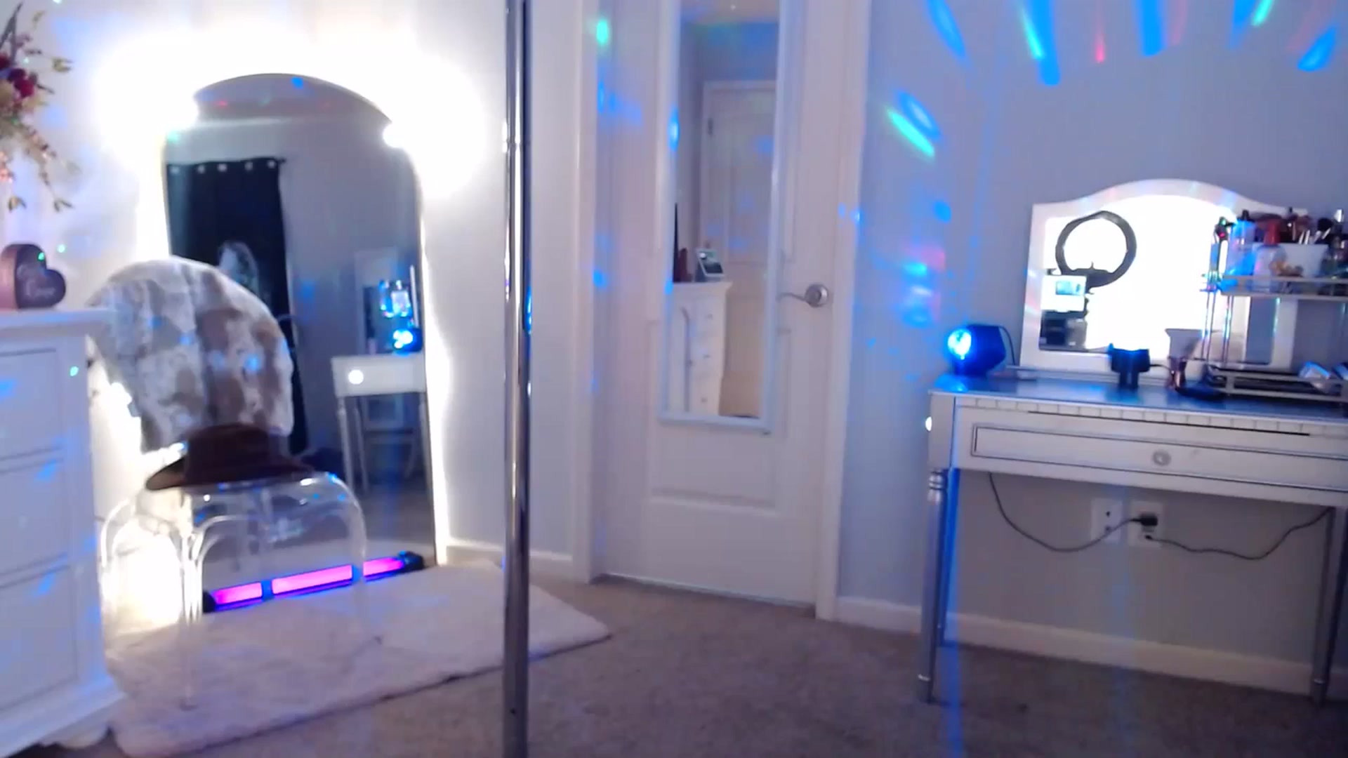 Gallery image thumbnail from MsMarilyn's myfreecams stream on, 07/03/2023, 19:14 image 1 of 20