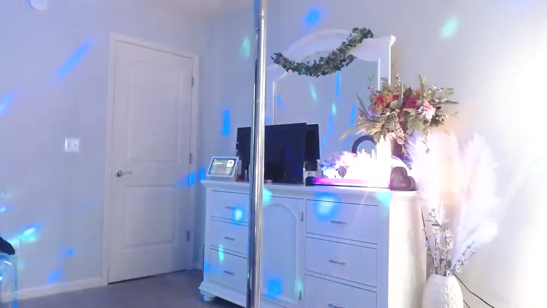Gallery image thumbnail from MsMarilyn's myfreecams stream on, 07/06/2023, 22:29 image 14 of 20