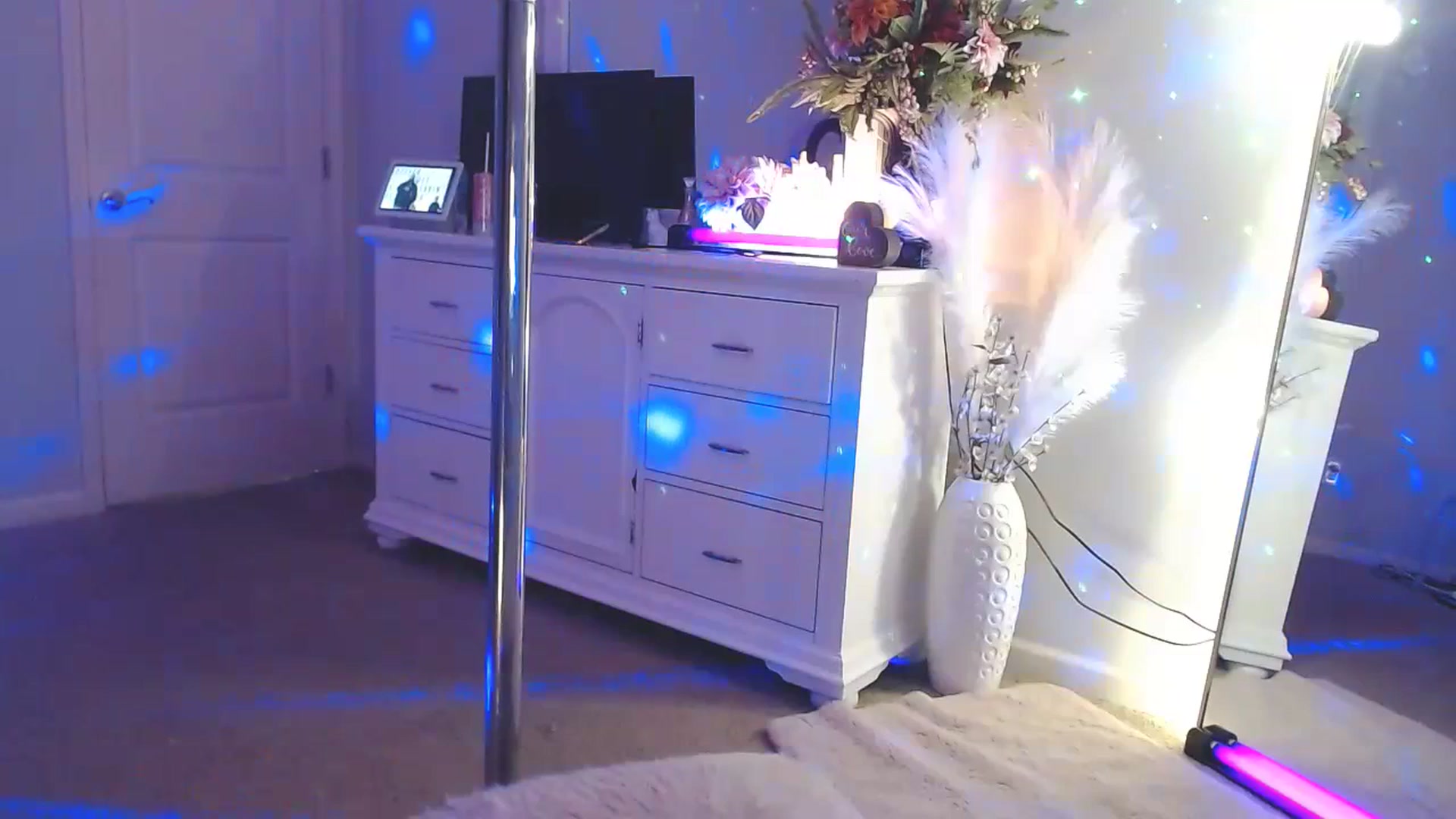 Gallery image thumbnail from MsMarilyn's myfreecams stream on, 07/19/2023, 23:41 image 1 of 20