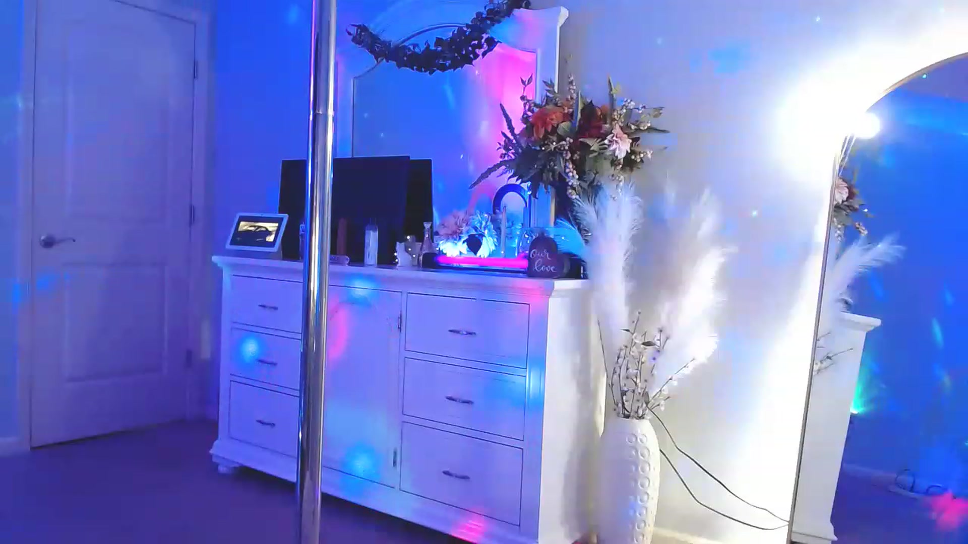 Gallery image thumbnail from MsMarilyn's myfreecams stream on, 07/25/2023, 18:33 image 17 of 20