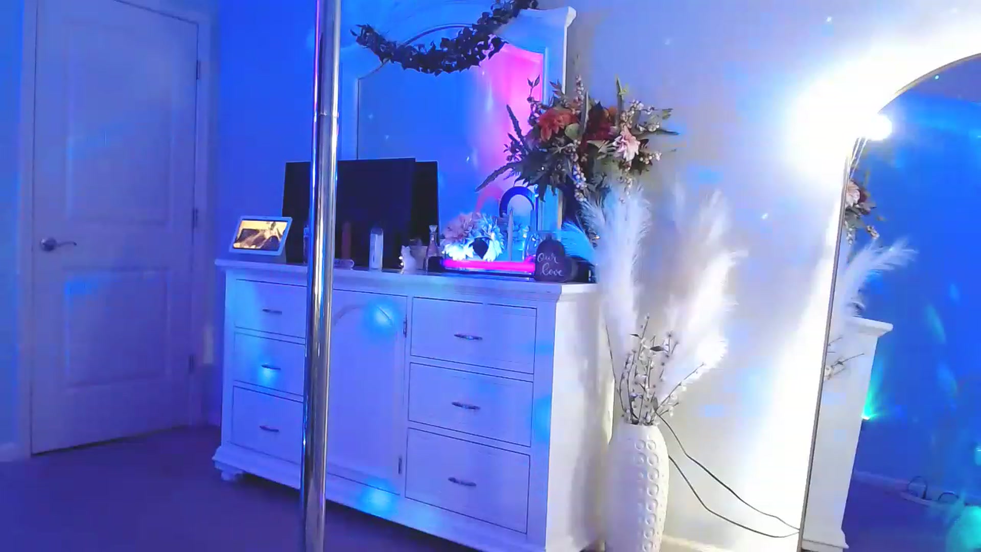 Gallery image thumbnail from MsMarilyn's myfreecams stream on, 07/25/2023, 18:33 image 16 of 20