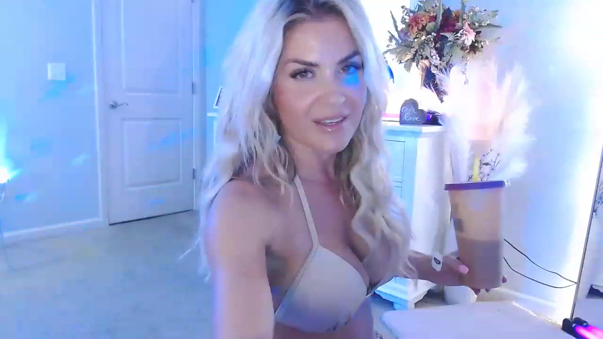 Gallery image thumbnail from MsMarilyn's myfreecams stream on, 07/27/2023, 19:45 image 9 of 20
