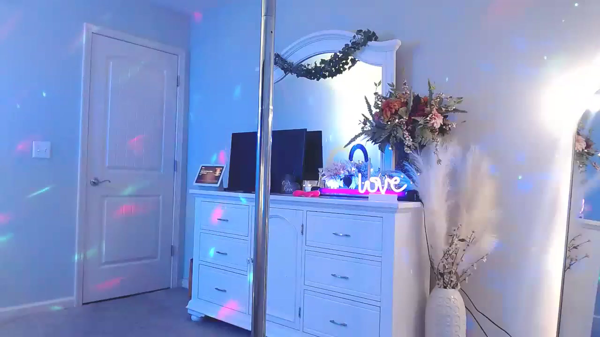 Gallery image thumbnail from MsMarilyn's myfreecams stream on, 08/03/2023, 20:34 image 6 of 20
