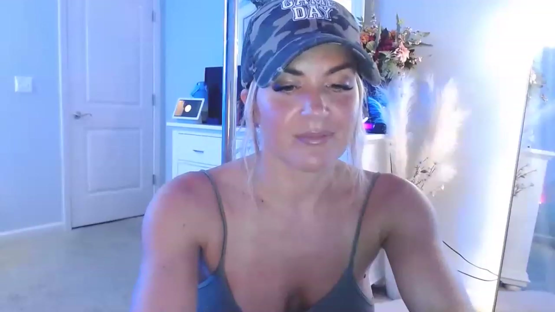 Gallery image thumbnail from MsMarilyn's myfreecams stream on, 08/12/2023, 18:47 image 4 of 20