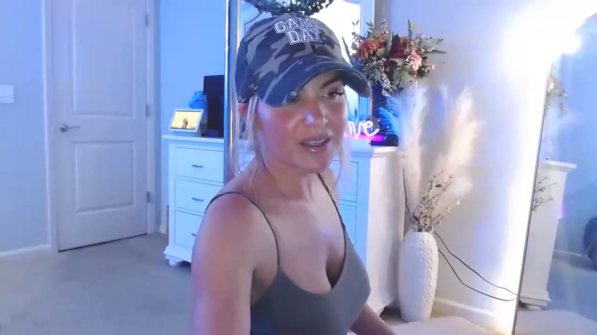 Gallery image thumbnail from MsMarilyn's myfreecams stream on, 08/12/2023, 18:47 image 5 of 20