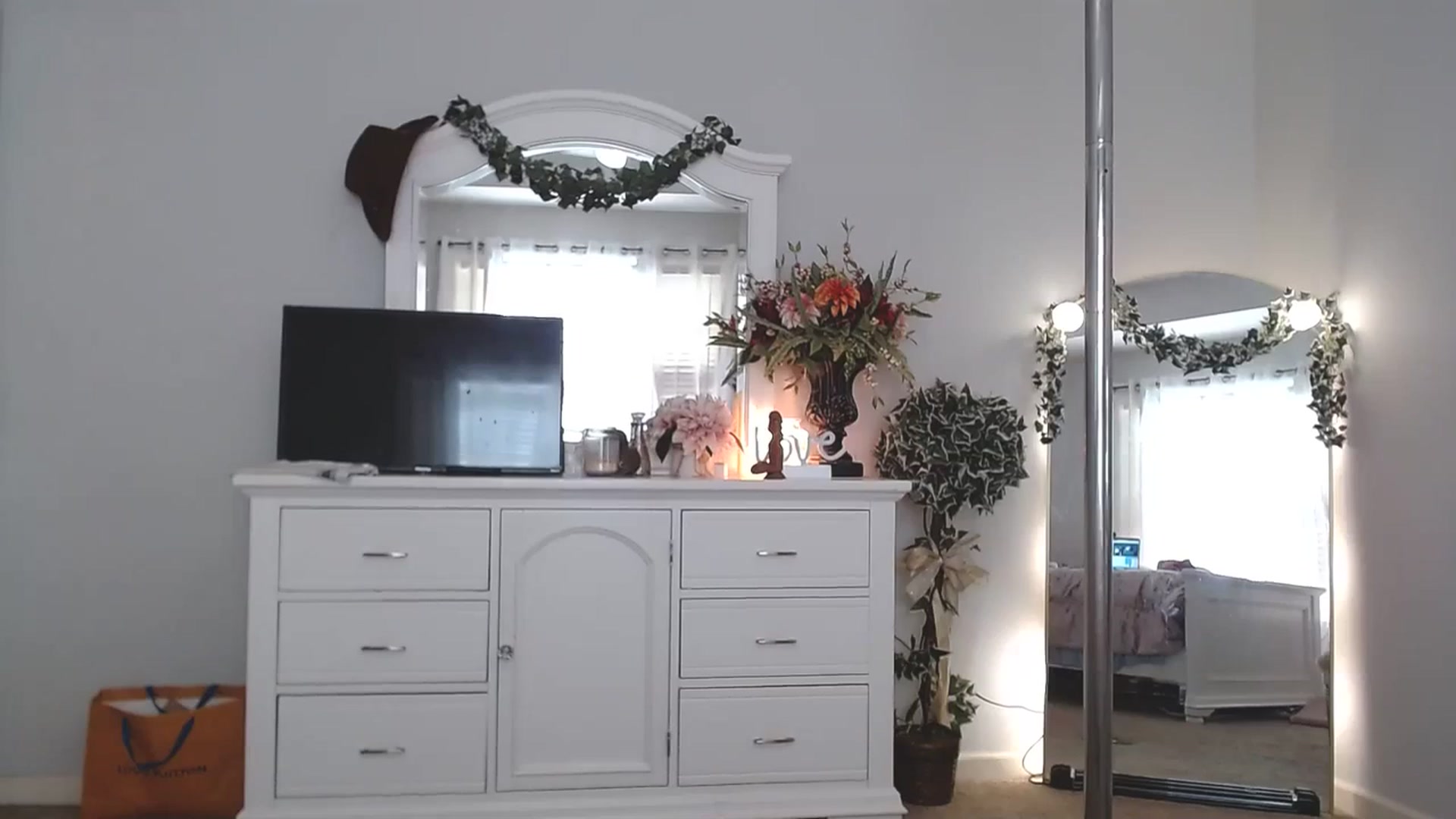 Gallery image thumbnail from MsMarilyn's myfreecams stream on, 09/19/2023, 20:19 image 13 of 20
