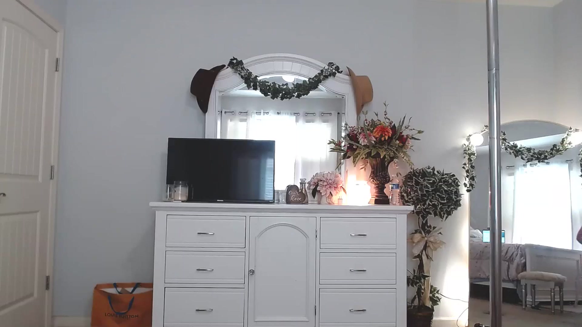 Gallery image thumbnail from MsMarilyn's myfreecams stream on, 09/20/2023, 19:08 image 11 of 20