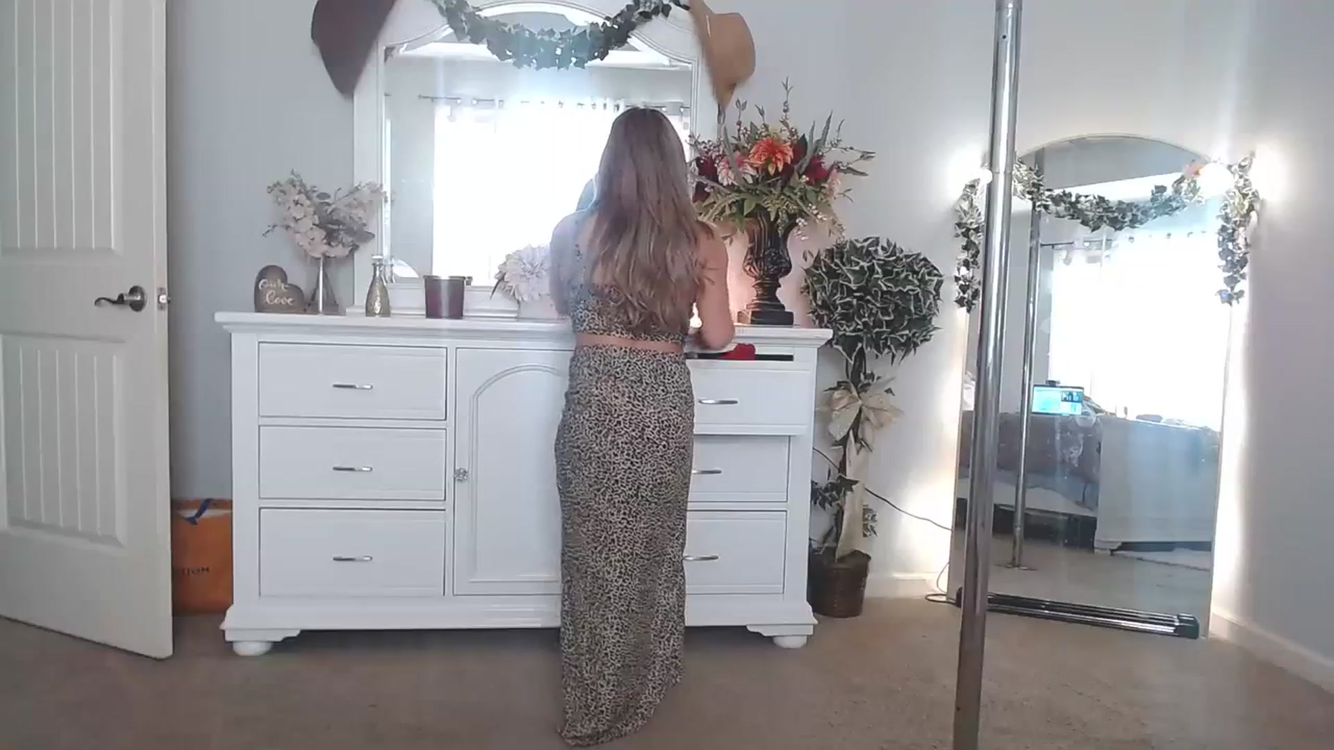 Gallery image thumbnail from MsMarilyn's myfreecams stream on, 10/12/2023, 18:53 image 10 of 20