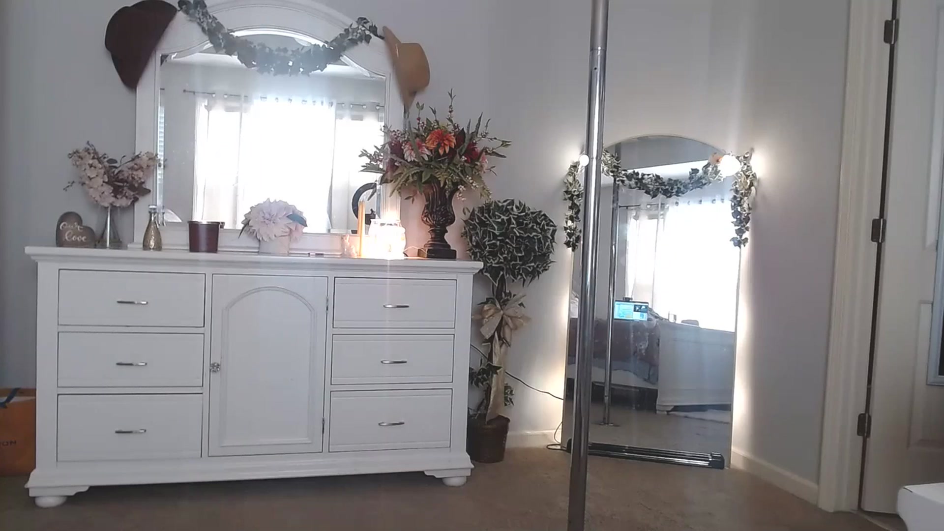 Gallery image thumbnail from MsMarilyn's myfreecams stream on, 10/12/2023, 18:53 image 8 of 20