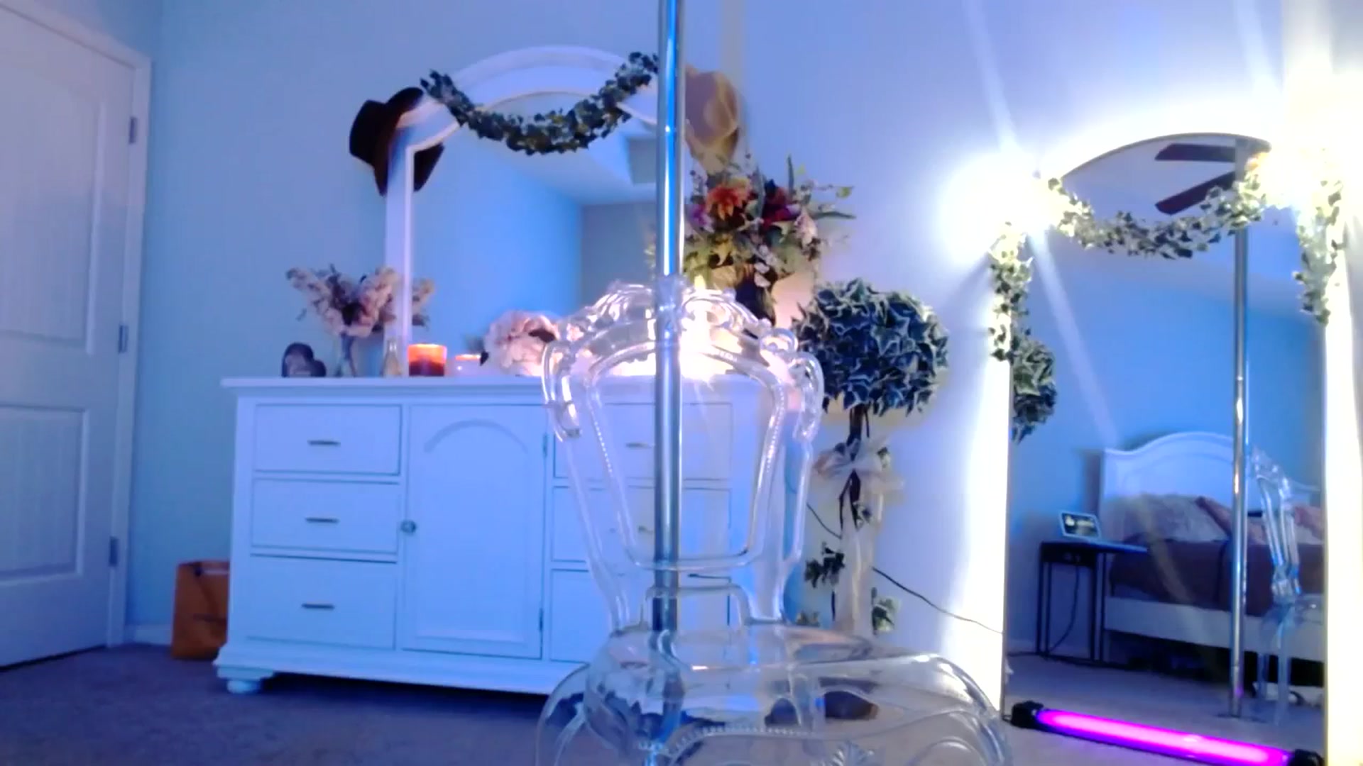 Gallery image thumbnail from MsMarilyn's myfreecams stream on, 10/16/2023, 21:30 image 13 of 20