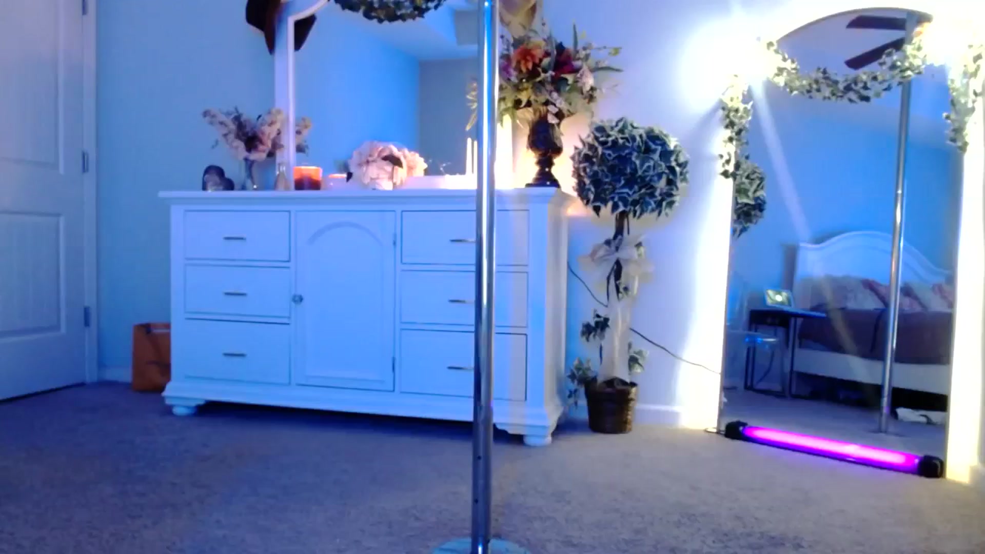 Gallery image thumbnail from MsMarilyn's myfreecams stream on, 10/16/2023, 21:30 image 11 of 20