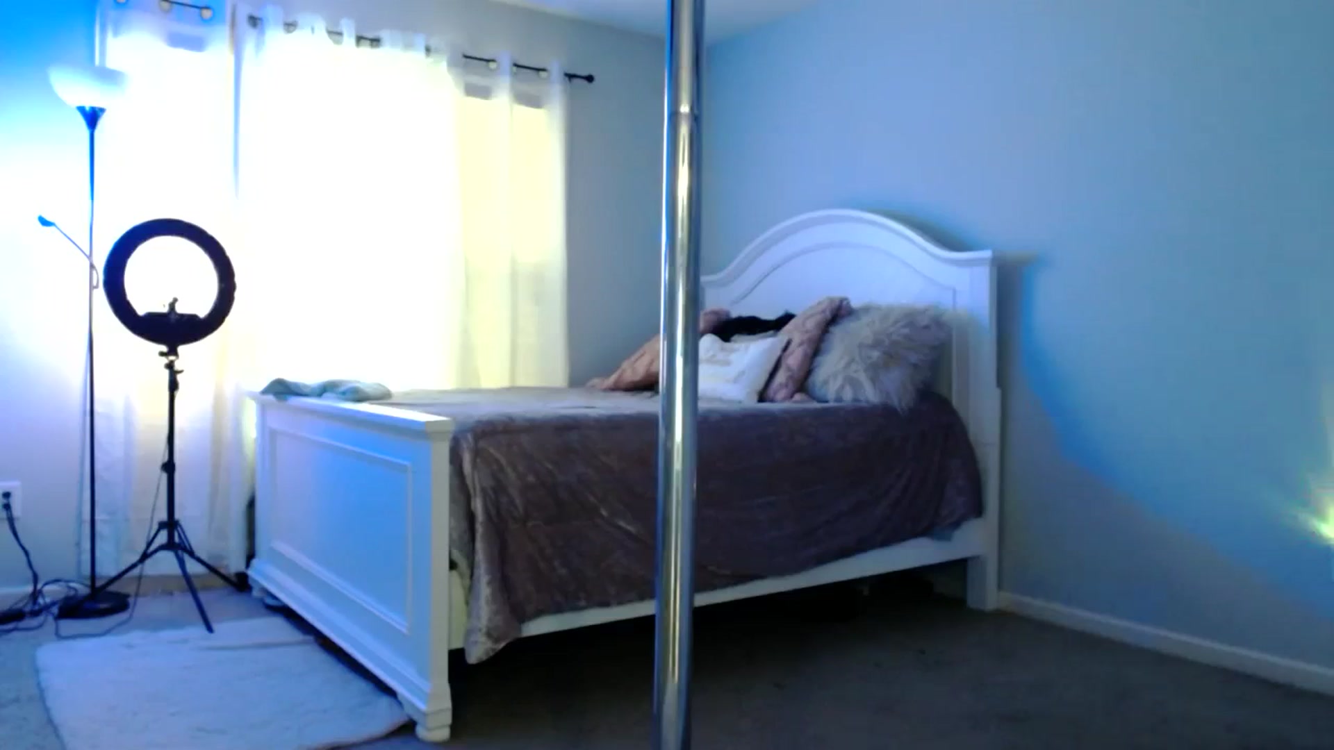 Gallery image thumbnail from MsMarilyn's myfreecams stream on, 10/17/2023, 17:04 image 18 of 20