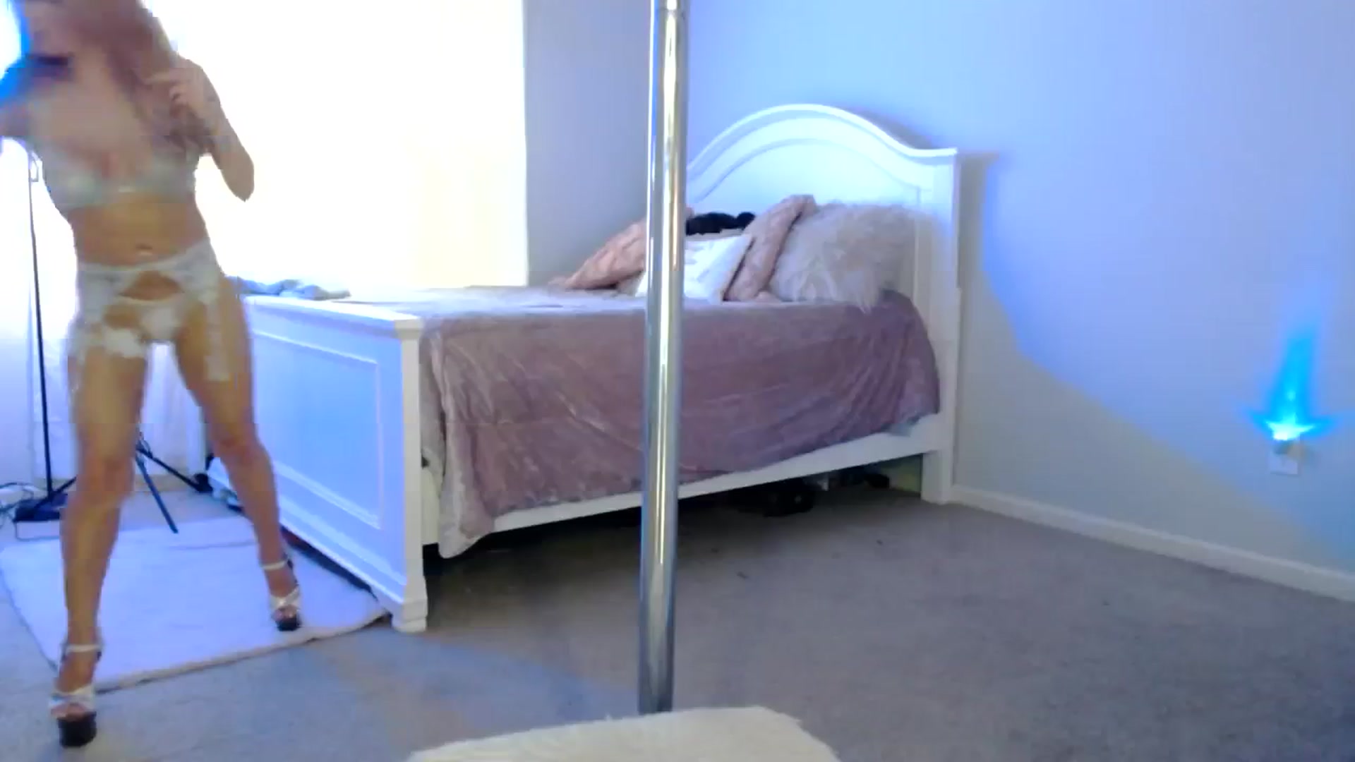 Gallery image thumbnail from MsMarilyn's myfreecams stream on, 10/17/2023, 17:04 image 4 of 20