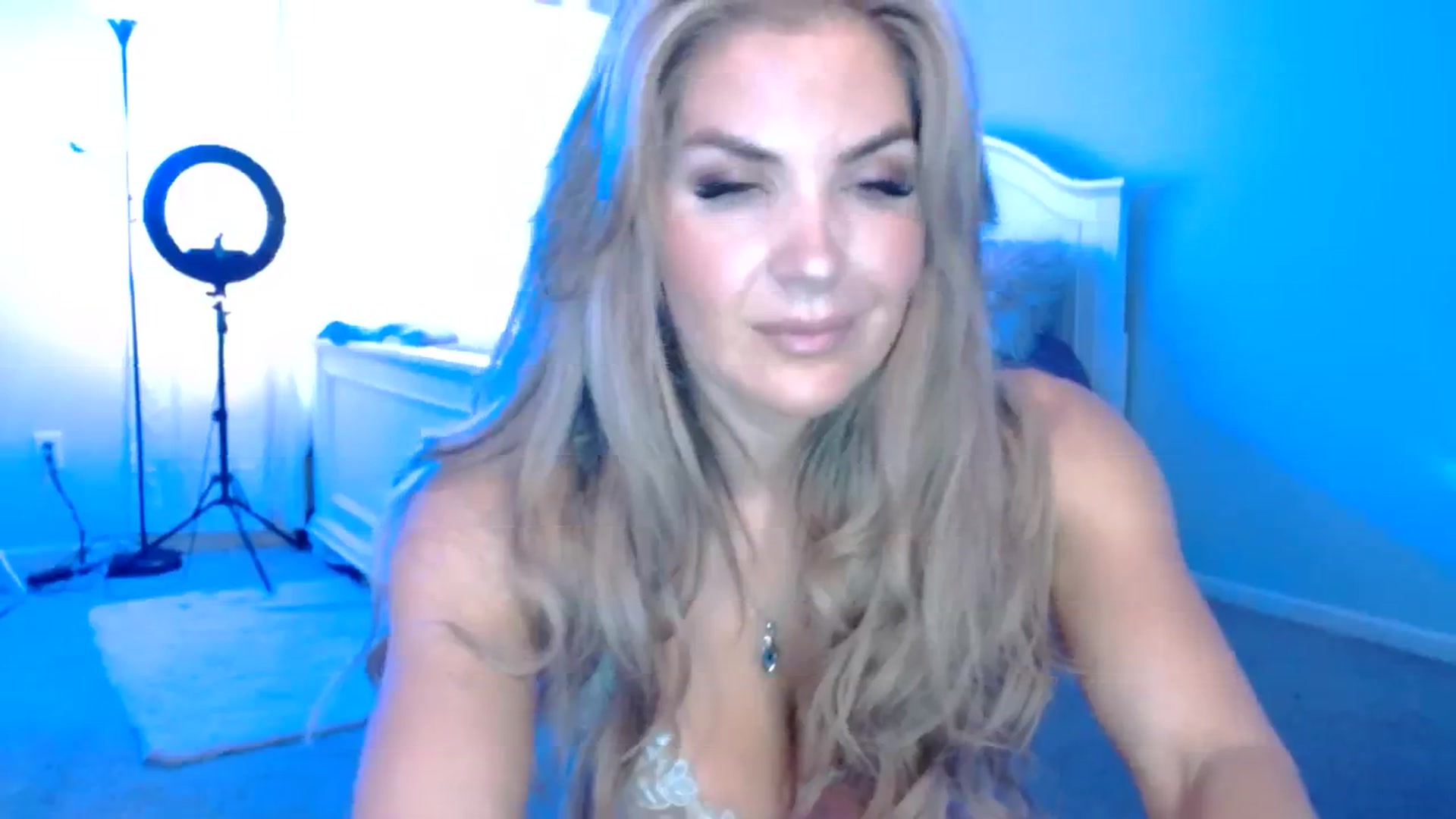 Gallery image thumbnail from MsMarilyn's myfreecams stream on, 10/17/2023, 17:04 image 12 of 20