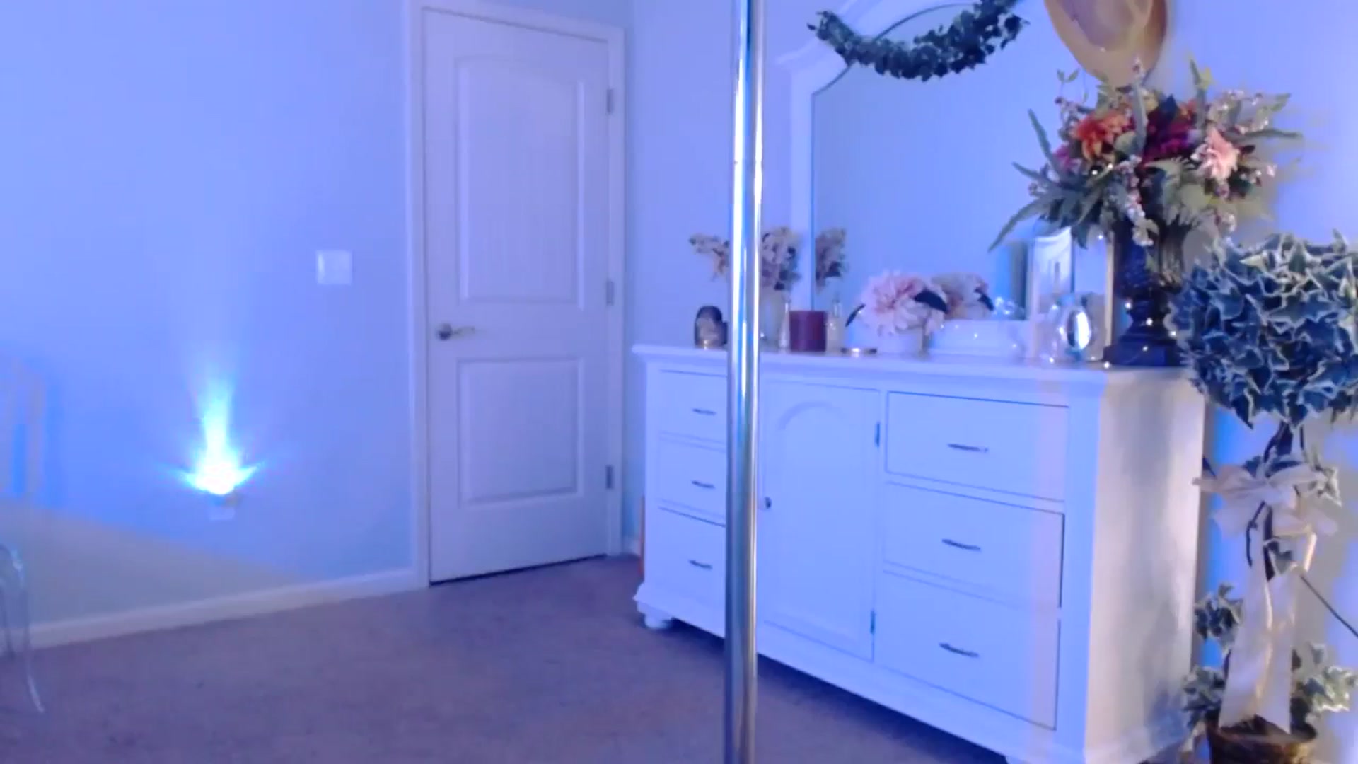 Gallery image thumbnail from MsMarilyn's myfreecams stream on, 10/18/2023, 19:46 image 8 of 20