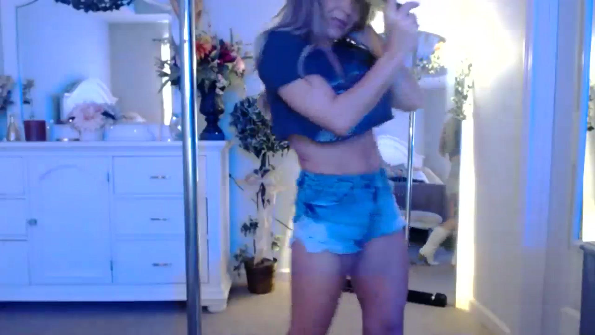Gallery image thumbnail from MsMarilyn's myfreecams stream on, 10/18/2023, 19:46 image 17 of 20