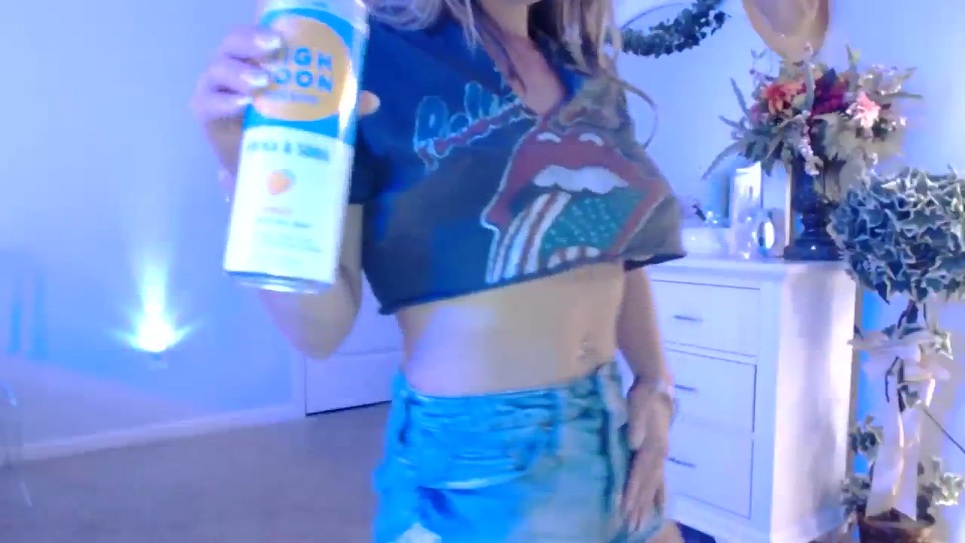 Gallery image thumbnail from MsMarilyn's myfreecams stream on, 10/18/2023, 19:46 image 9 of 20