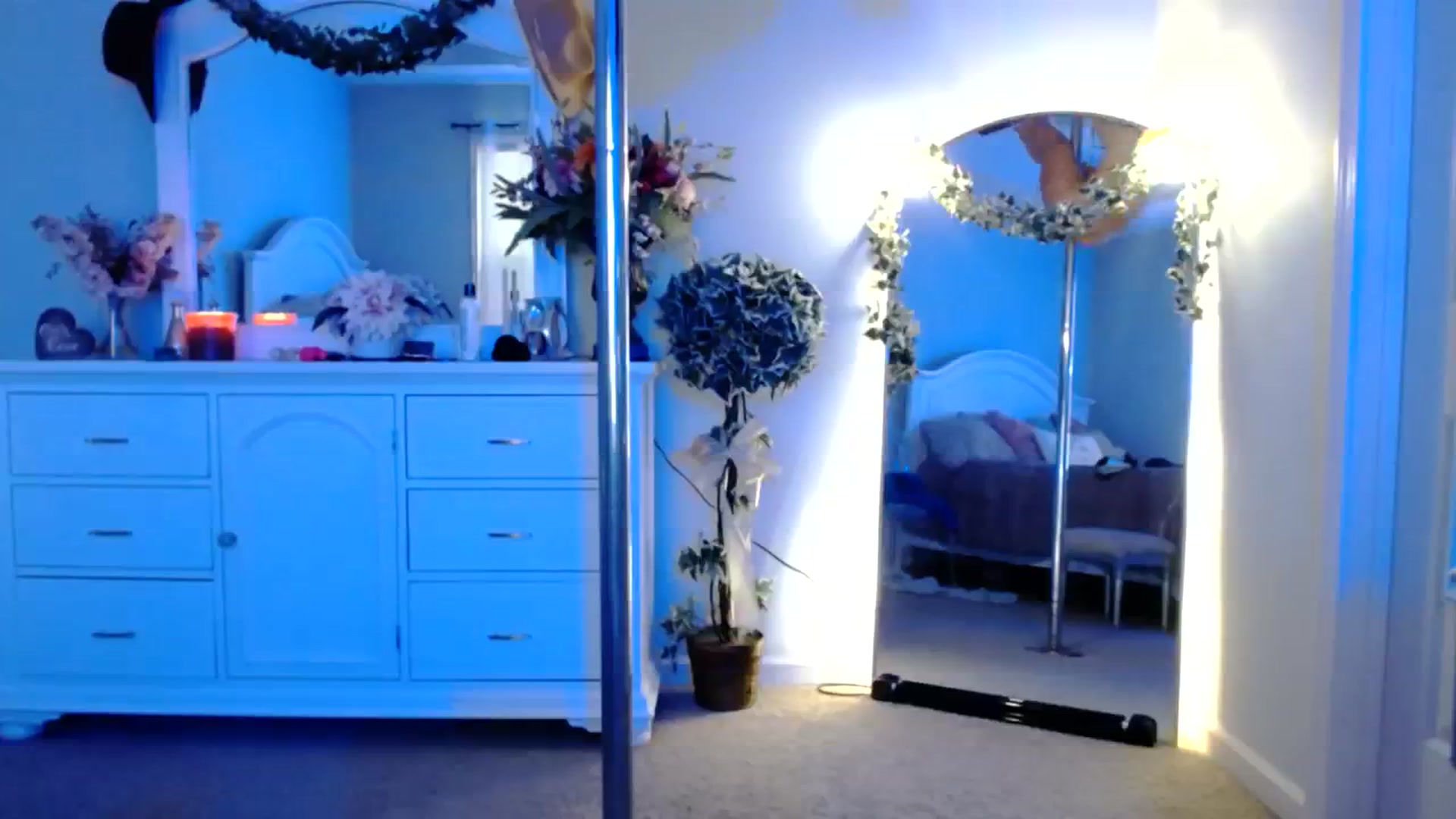 Gallery image thumbnail from MsMarilyn's myfreecams stream on, 10/20/2023, 18:52 image 6 of 20