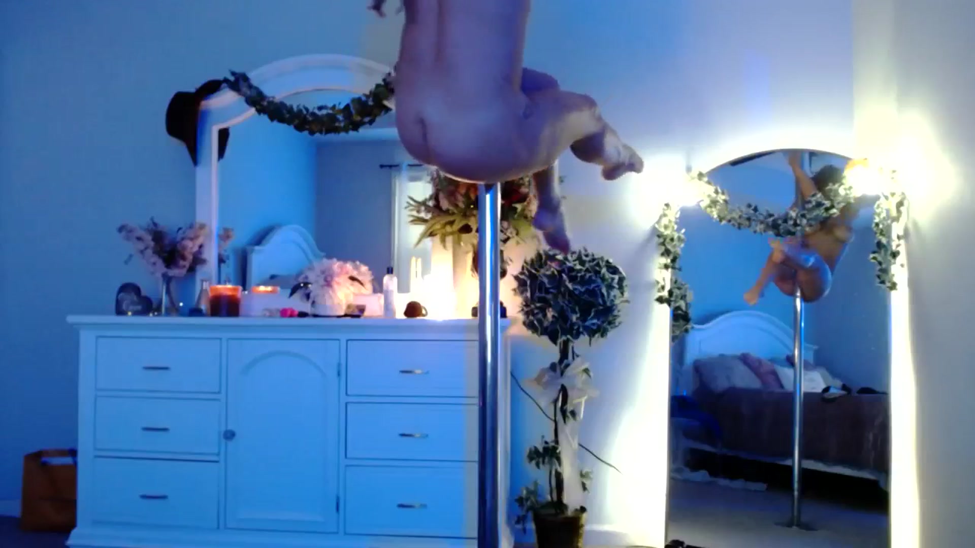 Gallery image thumbnail from MsMarilyn's myfreecams stream on, 10/20/2023, 18:52 image 8 of 20