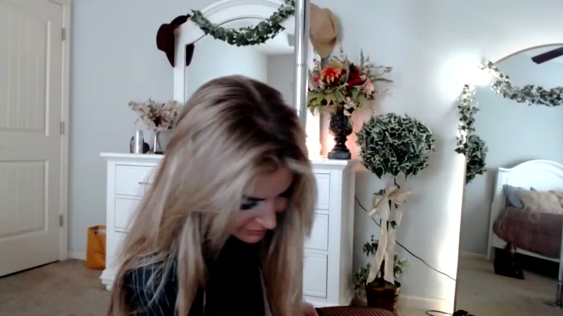 Gallery image thumbnail from MsMarilyn's myfreecams stream on, 10/23/2023, 20:36 image 12 of 20