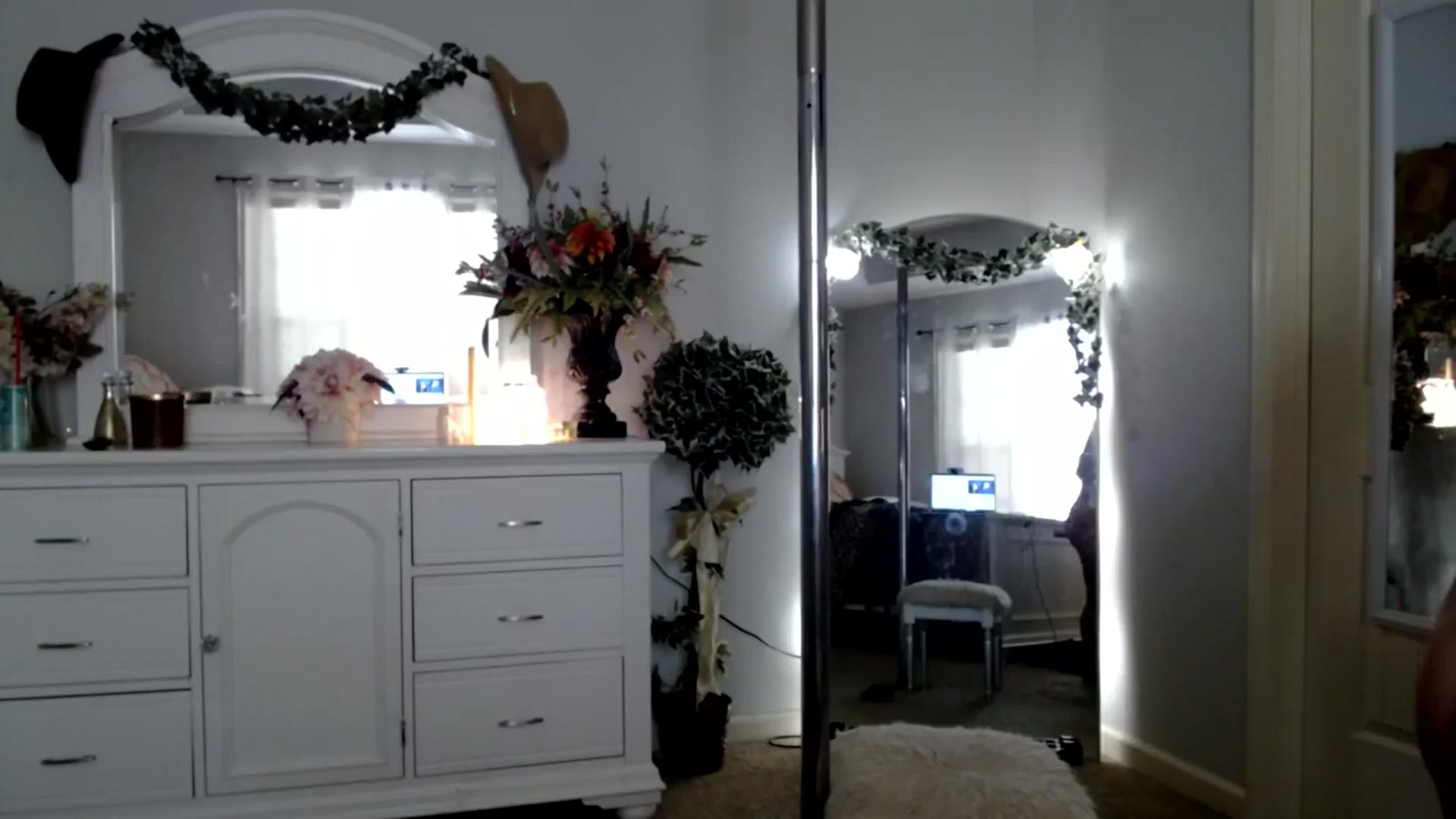 Gallery image thumbnail from MsMarilyn's myfreecams stream on, 10/23/2023, 21:57 image 7 of 20