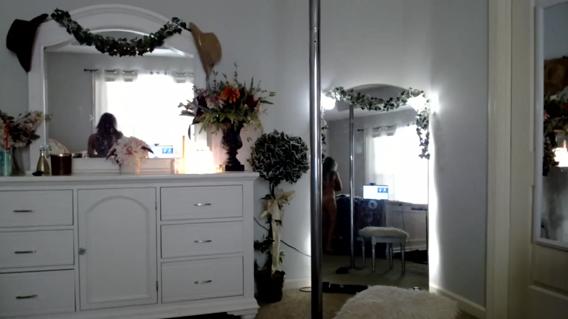 Gallery image thumbnail from MsMarilyn's myfreecams stream on, 10/23/2023, 21:57 image 16 of 20