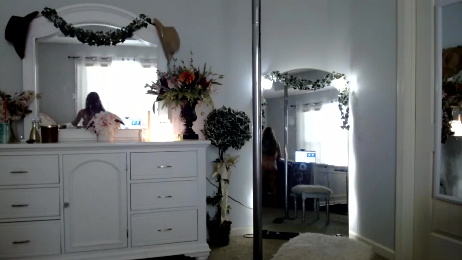 Gallery image thumbnail from MsMarilyn's myfreecams stream on, 10/23/2023, 21:57 image 18 of 20