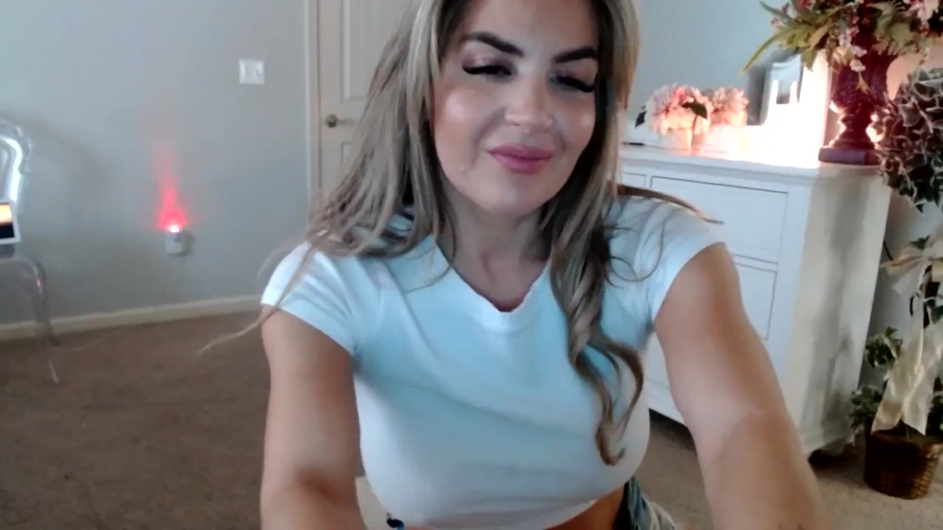 Gallery image thumbnail from MsMarilyn's myfreecams stream on, 10/24/2023, 19:17 image 16 of 20
