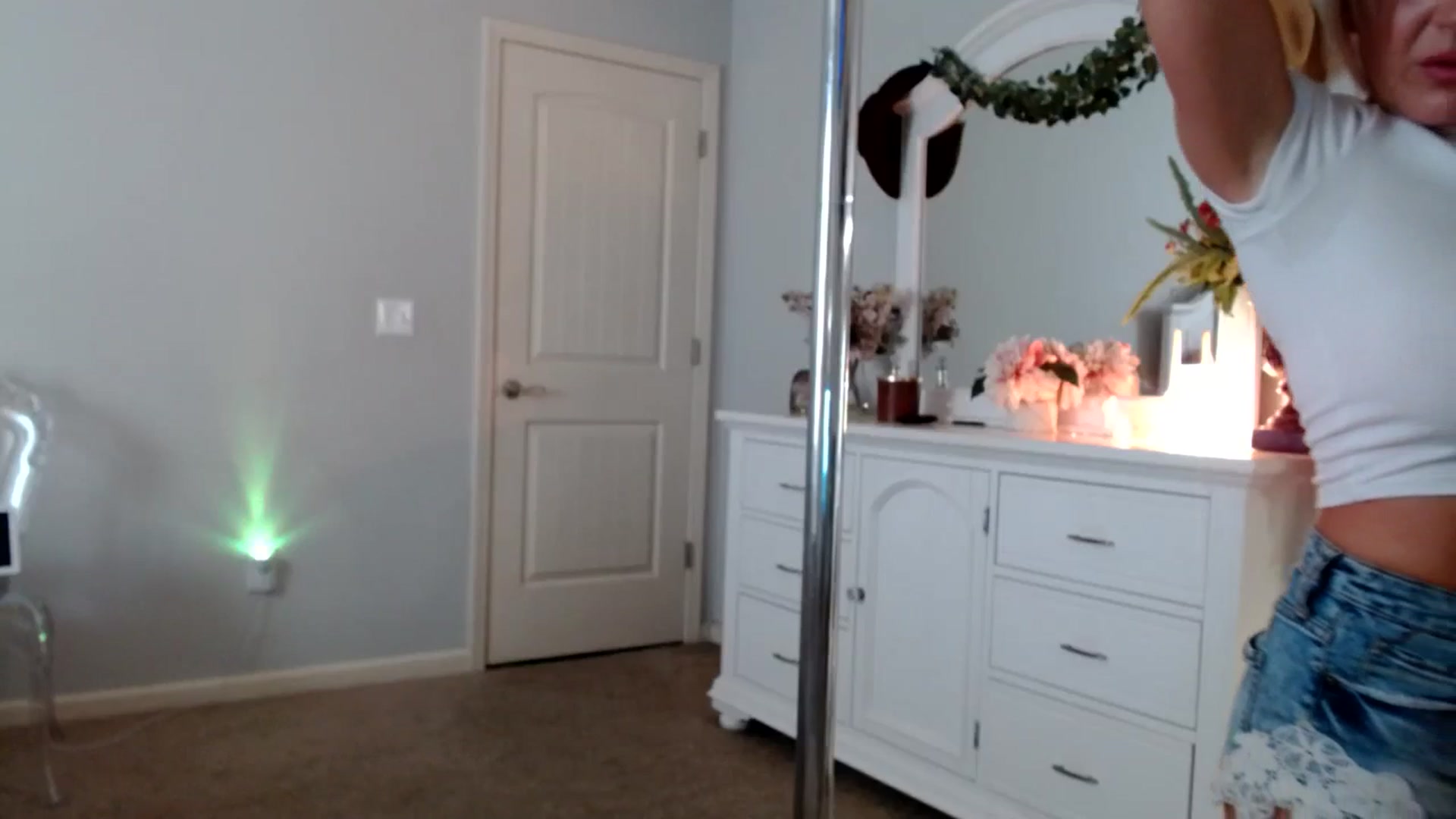 Gallery image thumbnail from MsMarilyn's myfreecams stream on, 10/24/2023, 19:17 image 20 of 20
