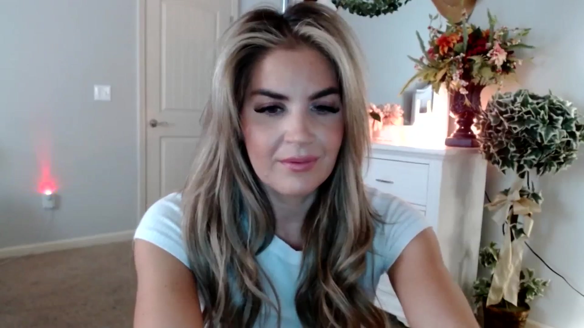 Gallery image thumbnail from MsMarilyn's myfreecams stream on, 10/24/2023, 19:17 image 9 of 20
