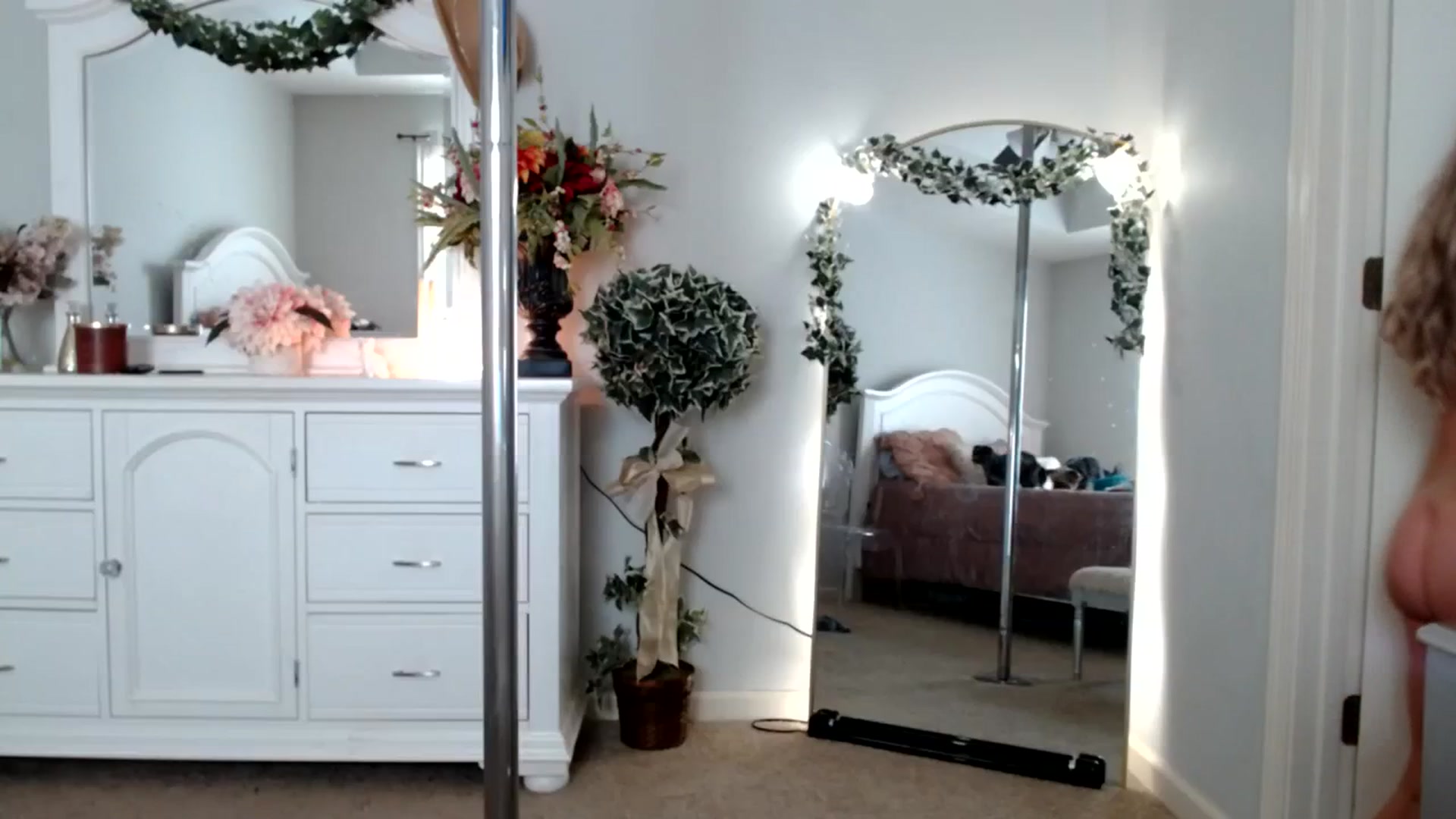 Gallery image thumbnail from MsMarilyn's myfreecams stream on, 10/24/2023, 21:08 image 14 of 20