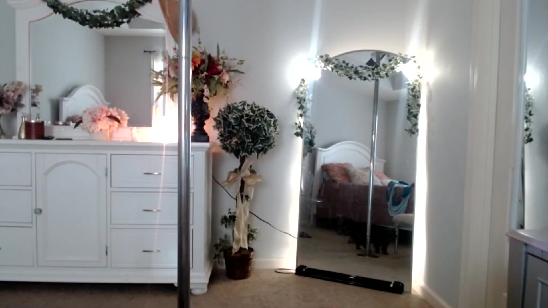 Gallery image thumbnail from MsMarilyn's myfreecams stream on, 10/24/2023, 21:08 image 20 of 20