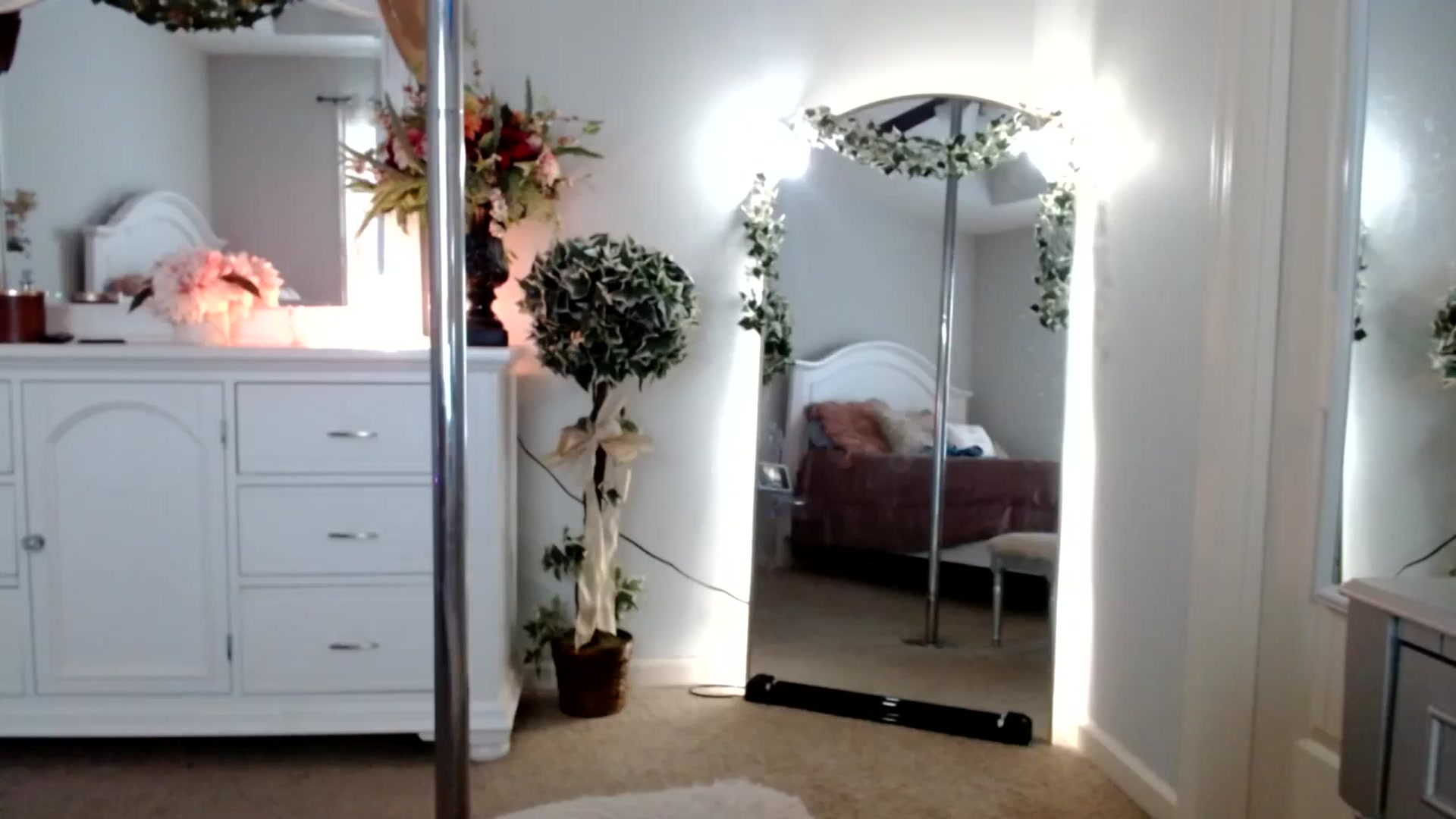 Gallery image thumbnail from MsMarilyn's myfreecams stream on, 10/24/2023, 21:08 image 1 of 20