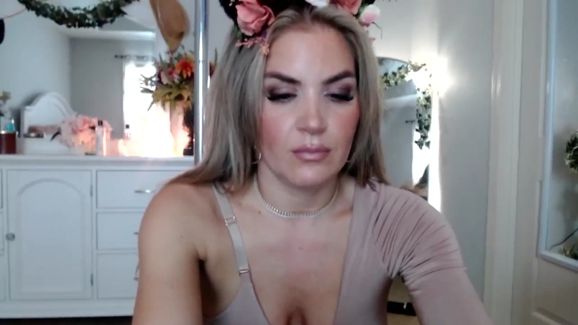 Gallery image thumbnail from MsMarilyn's myfreecams stream on, 10/25/2023, 18:48 image 5 of 20