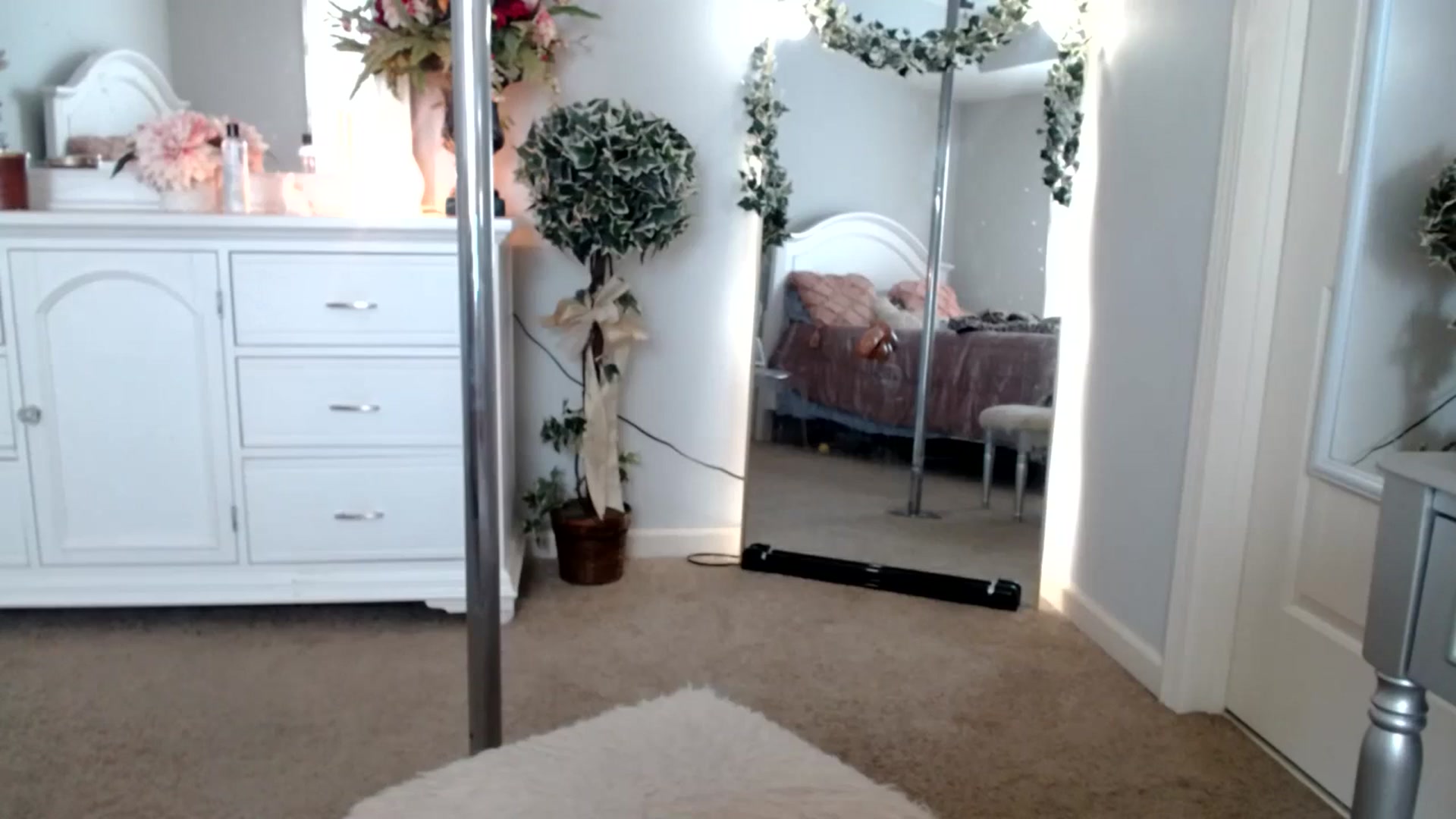 Gallery image thumbnail from MsMarilyn's myfreecams stream on, 10/25/2023, 18:48 image 15 of 20