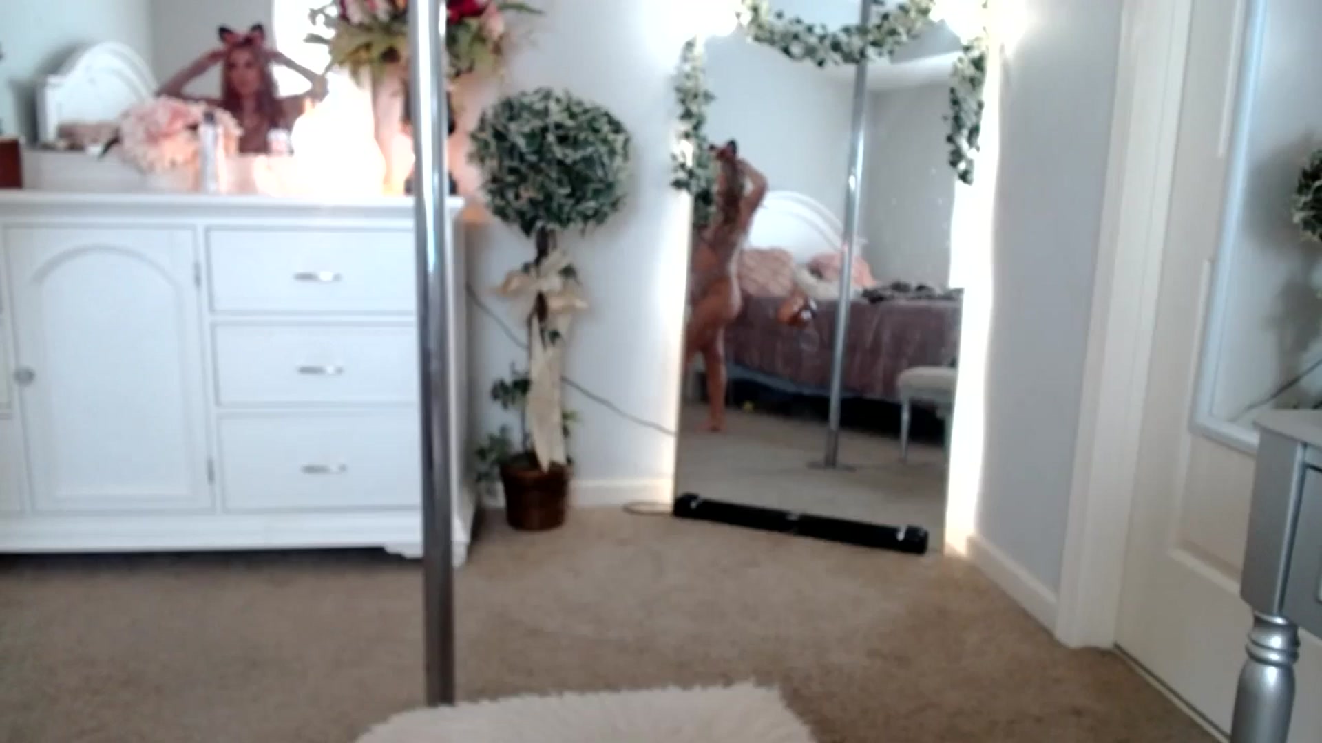 Gallery image thumbnail from MsMarilyn's myfreecams stream on, 10/25/2023, 18:48 image 17 of 20