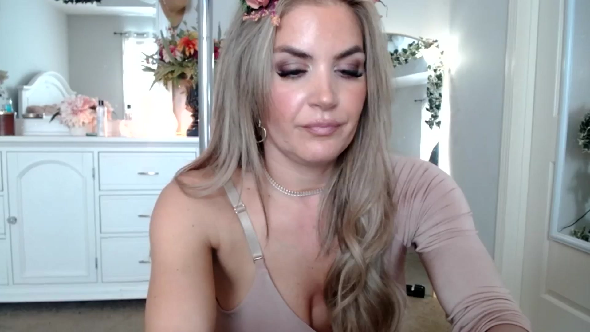 Gallery image thumbnail from MsMarilyn's myfreecams stream on, 10/25/2023, 18:48 image 3 of 20