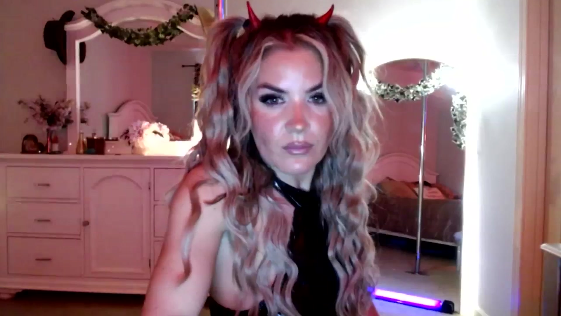 Gallery image thumbnail from MsMarilyn's myfreecams stream on, 10/27/2023, 18:18 image 18 of 20