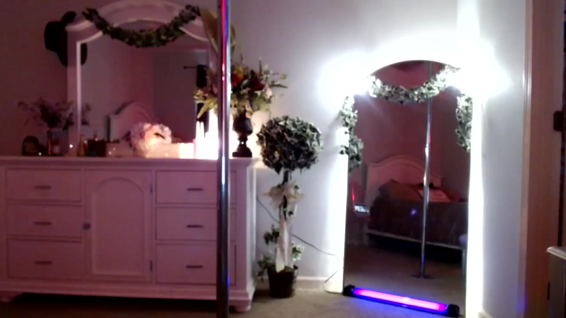 Gallery image thumbnail from MsMarilyn's myfreecams stream on, 10/27/2023, 18:18 image 16 of 20