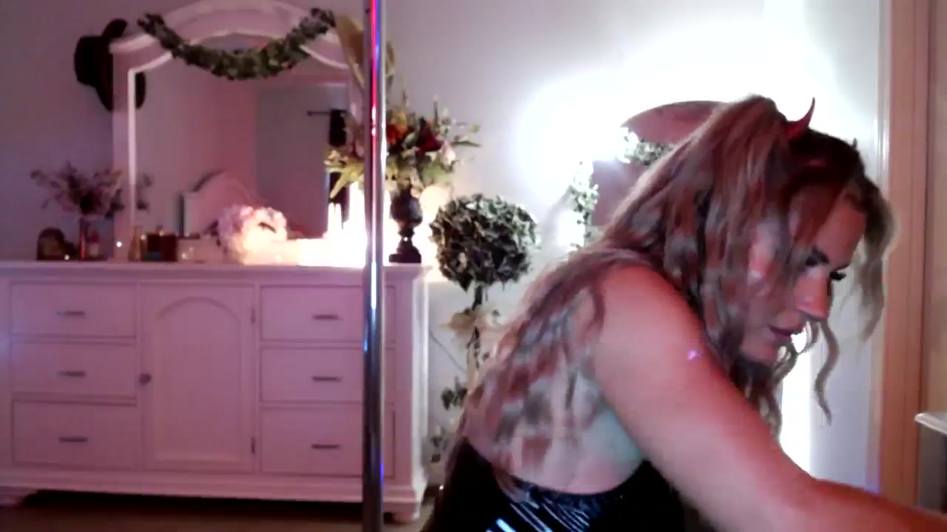 Gallery image thumbnail from MsMarilyn's myfreecams stream on, 10/27/2023, 18:18 image 17 of 20