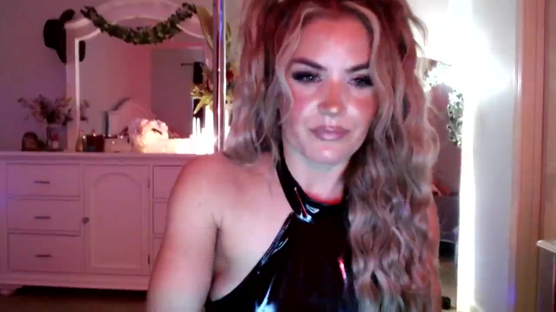 Gallery image thumbnail from MsMarilyn's myfreecams stream on, 10/27/2023, 18:18 image 3 of 20
