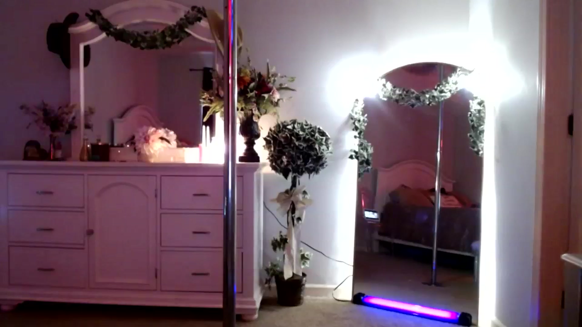 Gallery image thumbnail from MsMarilyn's myfreecams stream on, 10/27/2023, 18:18 image 15 of 20