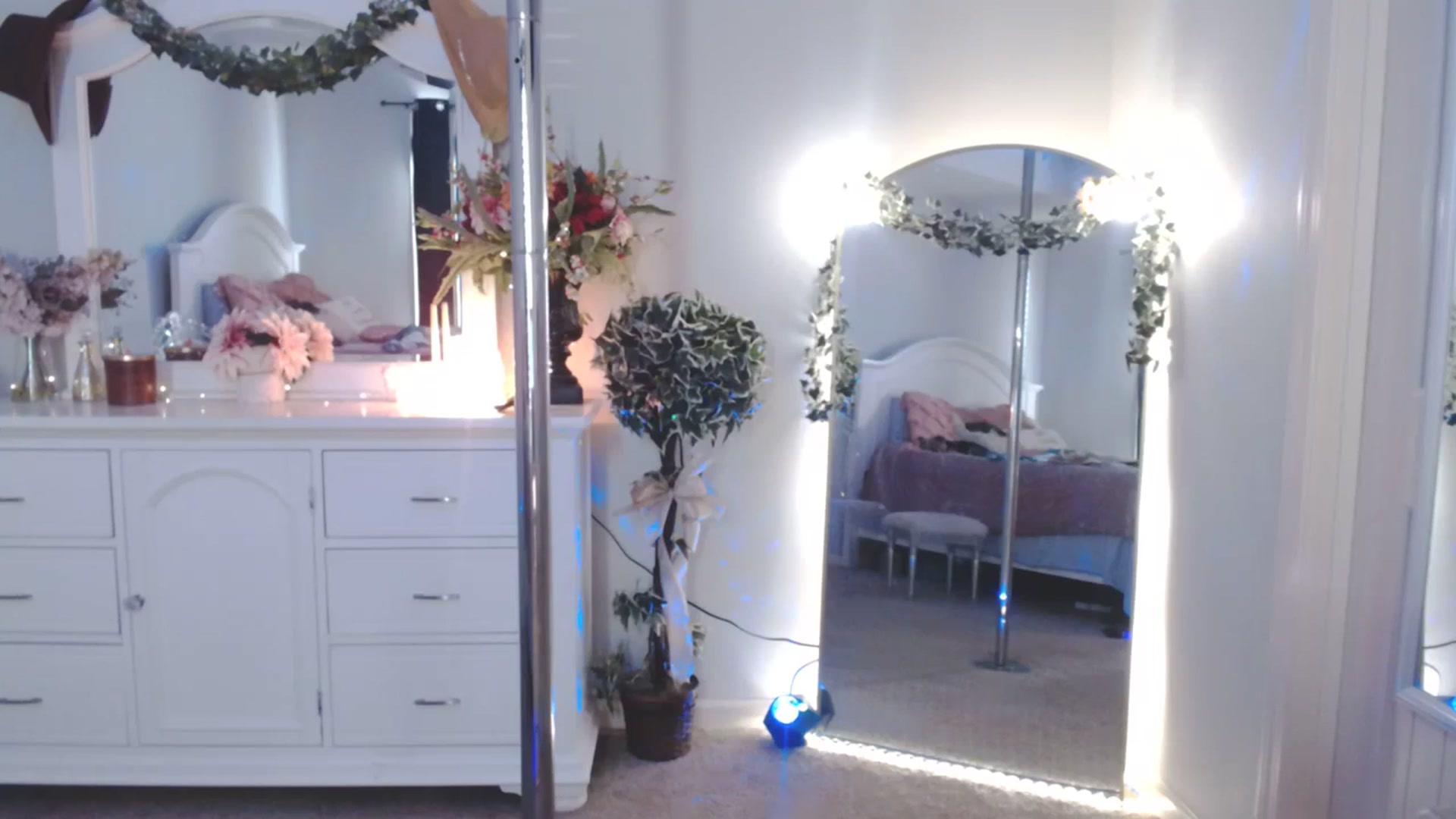 Gallery image thumbnail from MsMarilyn's myfreecams stream on, 11/08/2023, 20:30 image 2 of 20