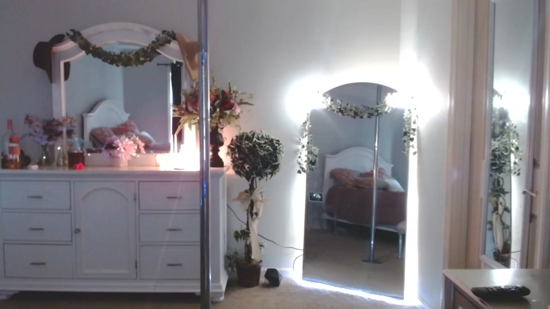 Gallery image thumbnail from MsMarilyn's myfreecams stream on, 11/09/2023, 19:00 image 13 of 20