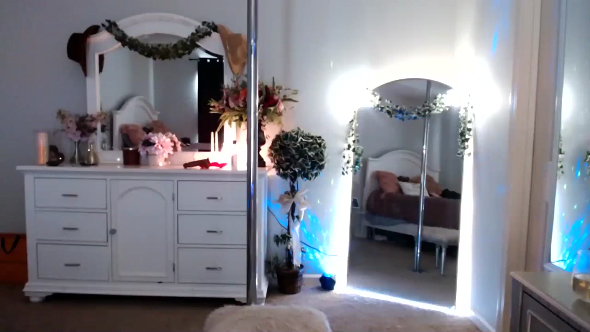 Gallery image thumbnail from MsMarilyn's myfreecams stream on, 11/11/2023, 17:46 image 18 of 20