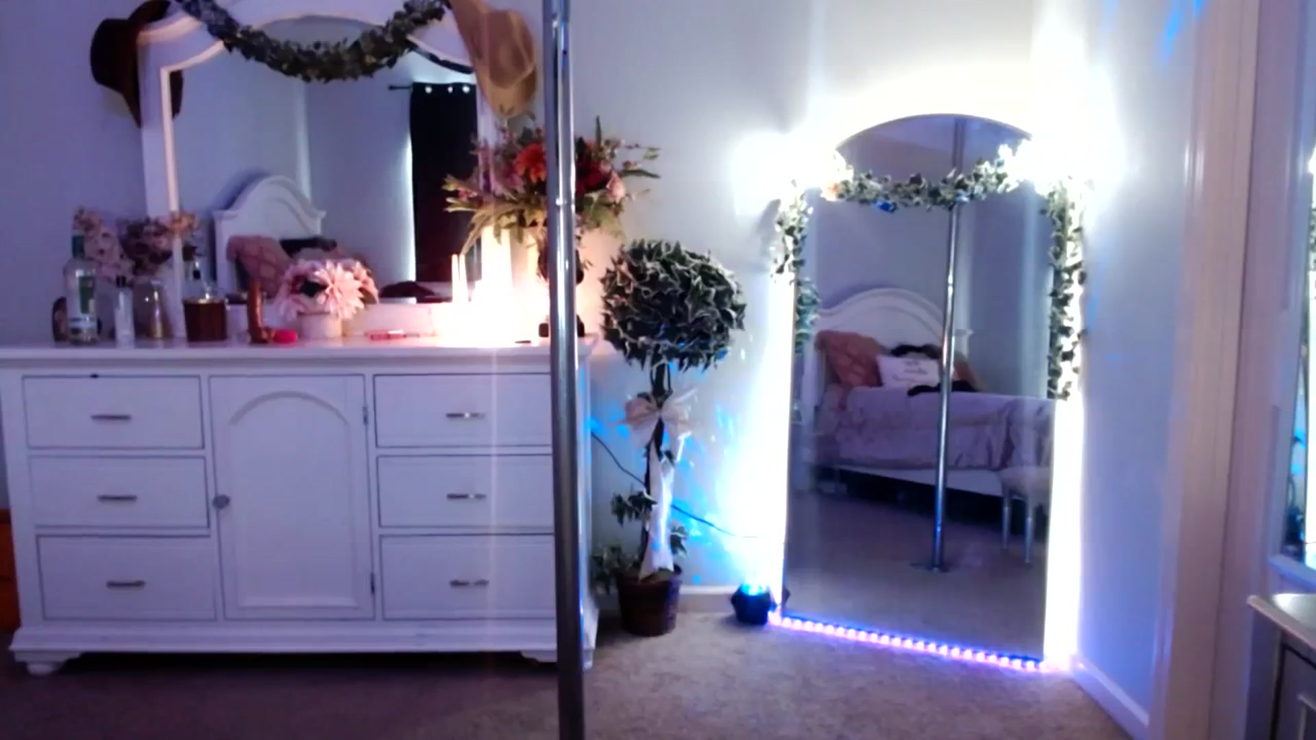 Gallery image thumbnail from MsMarilyn's myfreecams stream on, 11/16/2023, 19:30 image 9 of 20
