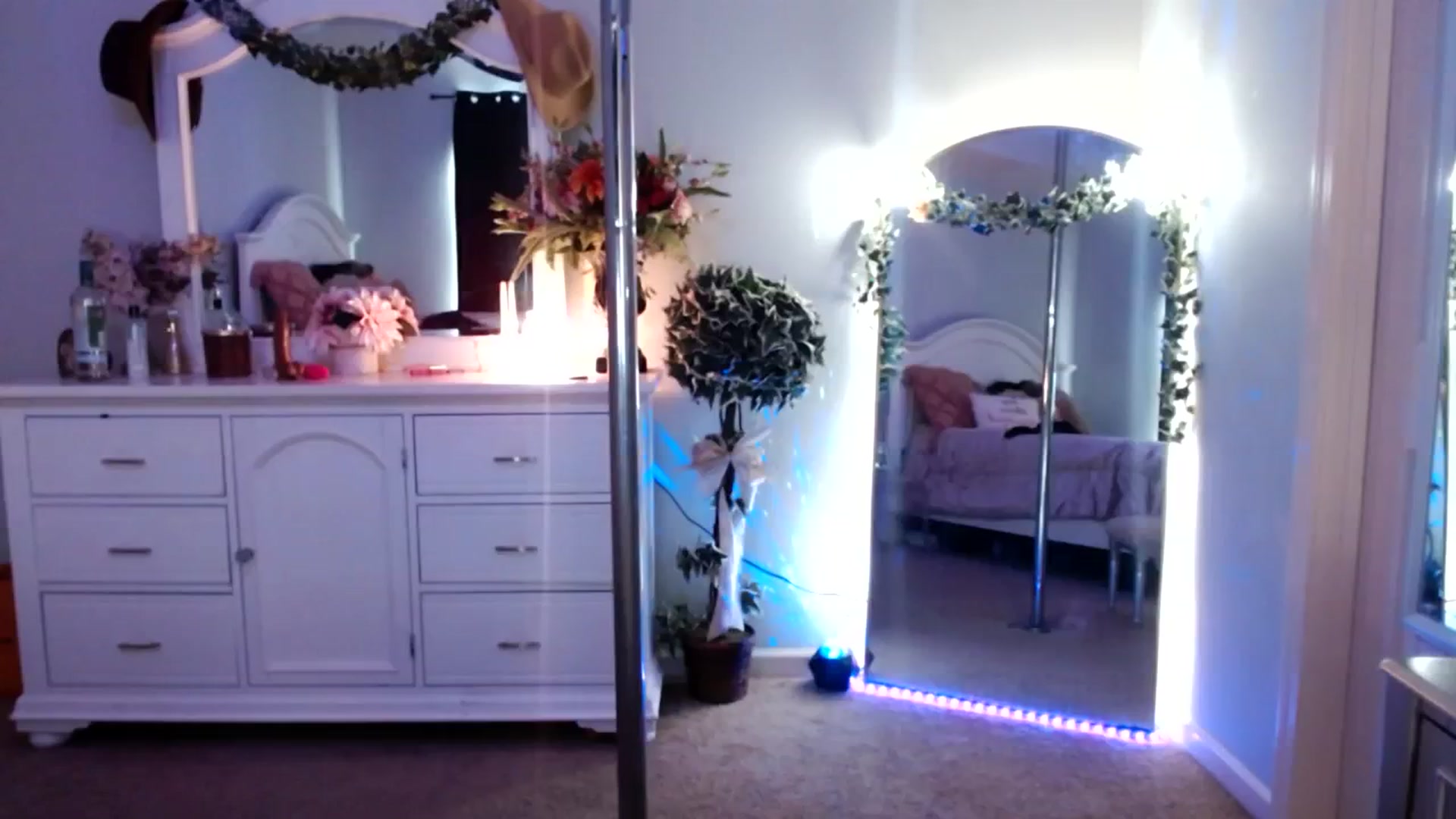 Gallery image thumbnail from MsMarilyn's myfreecams stream on, 11/16/2023, 19:30 image 8 of 20