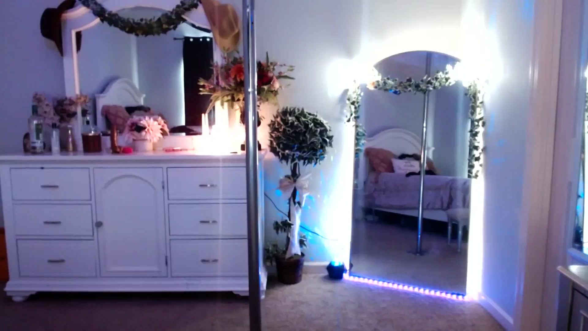 Gallery image thumbnail from MsMarilyn's myfreecams stream on, 11/16/2023, 19:30 image 10 of 20