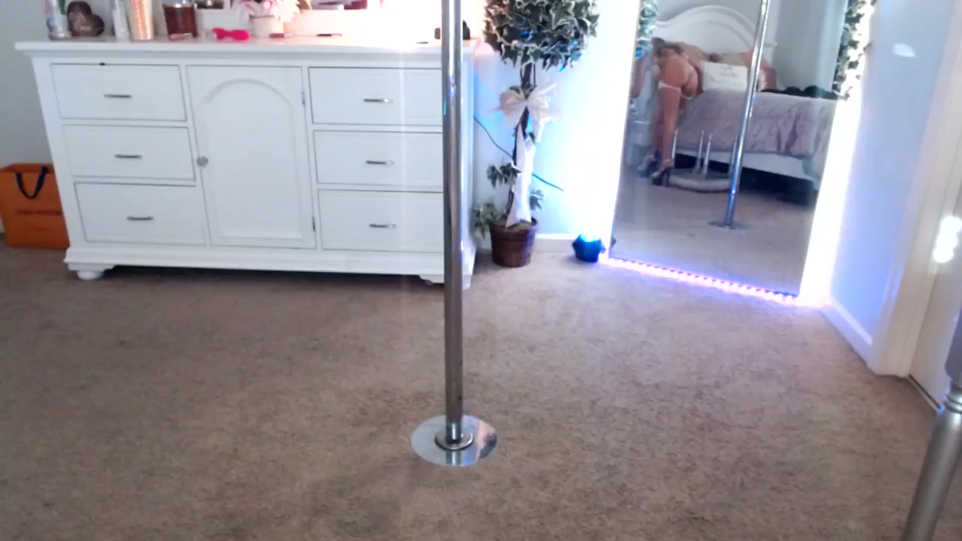 Gallery image thumbnail from MsMarilyn's myfreecams stream on, 11/16/2023, 20:15 image 20 of 20