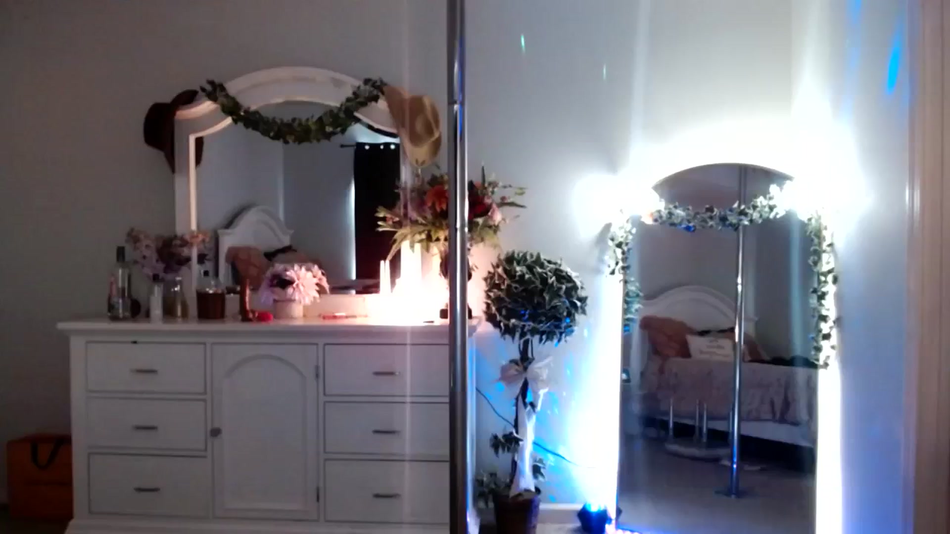Gallery image thumbnail from MsMarilyn's myfreecams stream on, 11/16/2023, 20:15 image 1 of 20